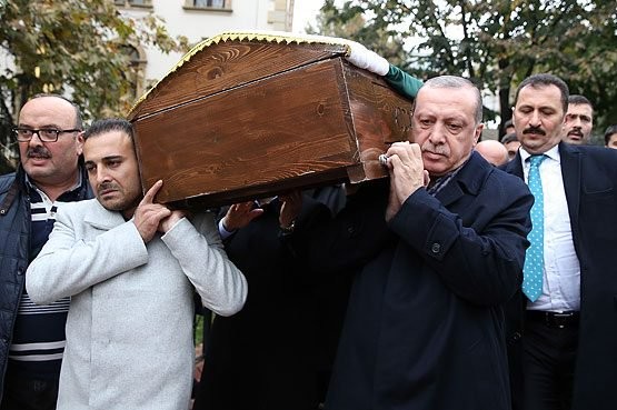 Ərdoğanın sinif yoldaşı vəfat etdi –Prezident dostunun dəfninə gəldi, cənazəni götürdü