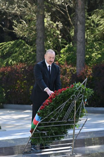 Prezident İlham Əliyev və birinci xanım Mehriban Əliyeva Fəxri xiyabanda Ulu Öndər Heydər Əliyevin məzarını ziyarət ediblər