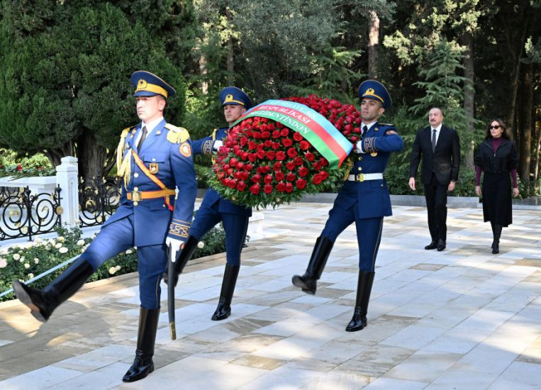 Prezident və birinci xanım Ulu Öndər Heydər Əliyevin məzarını ziyarət ediblər