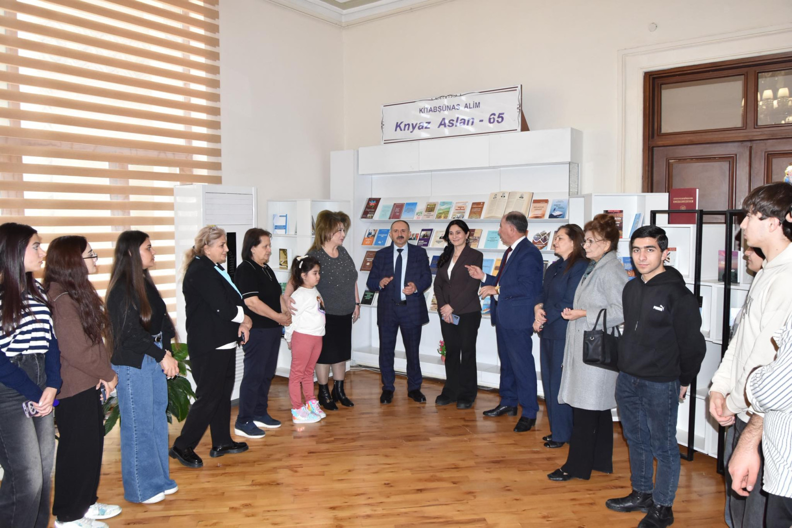 Bakı Dövlət Universitetinin müəllim və tələbə heyəti kitab sərgisini ziyarət edib