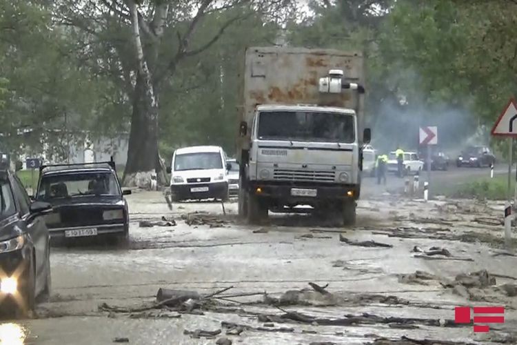 İsmayıllıda sel yolu basdı: yüzlərlə avtomobil yolda qalıb –FOTOLAR