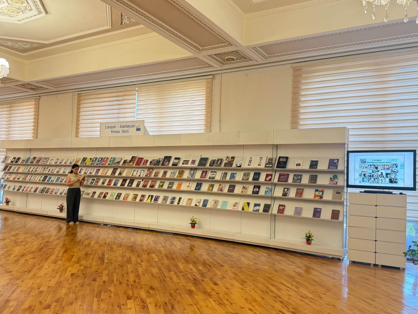 Milli Kitabxanada “2 avqust – Azərbaycan Kinosu Günü” adlı virtual və eyniadlı ənənəvi kitab sərgisi istifadəçilərə təqdim olunub