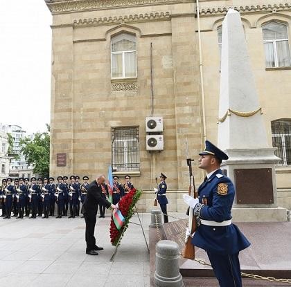 İlham Əliyev Cümhuriyyət abidəsini ziyarət etdi