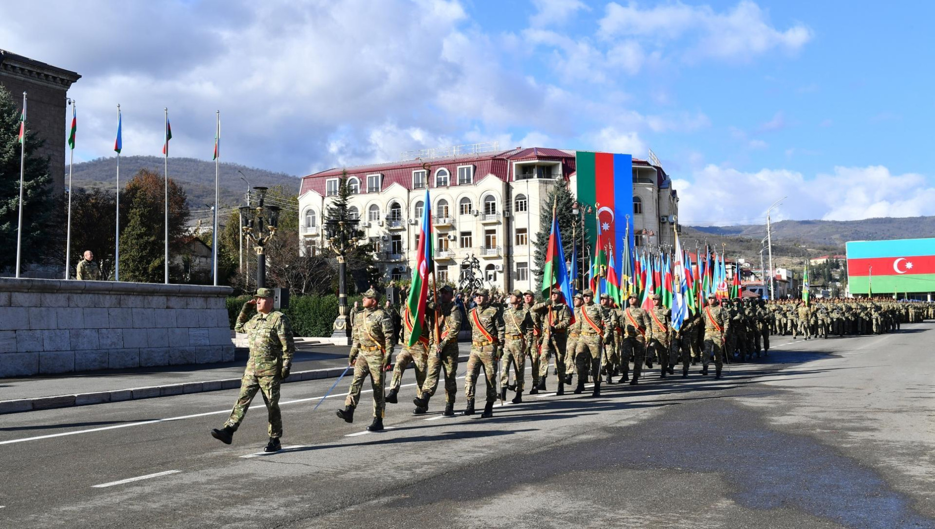 Prezident və birinci xanım Xankəndidə keçirilən hərbi paradda -