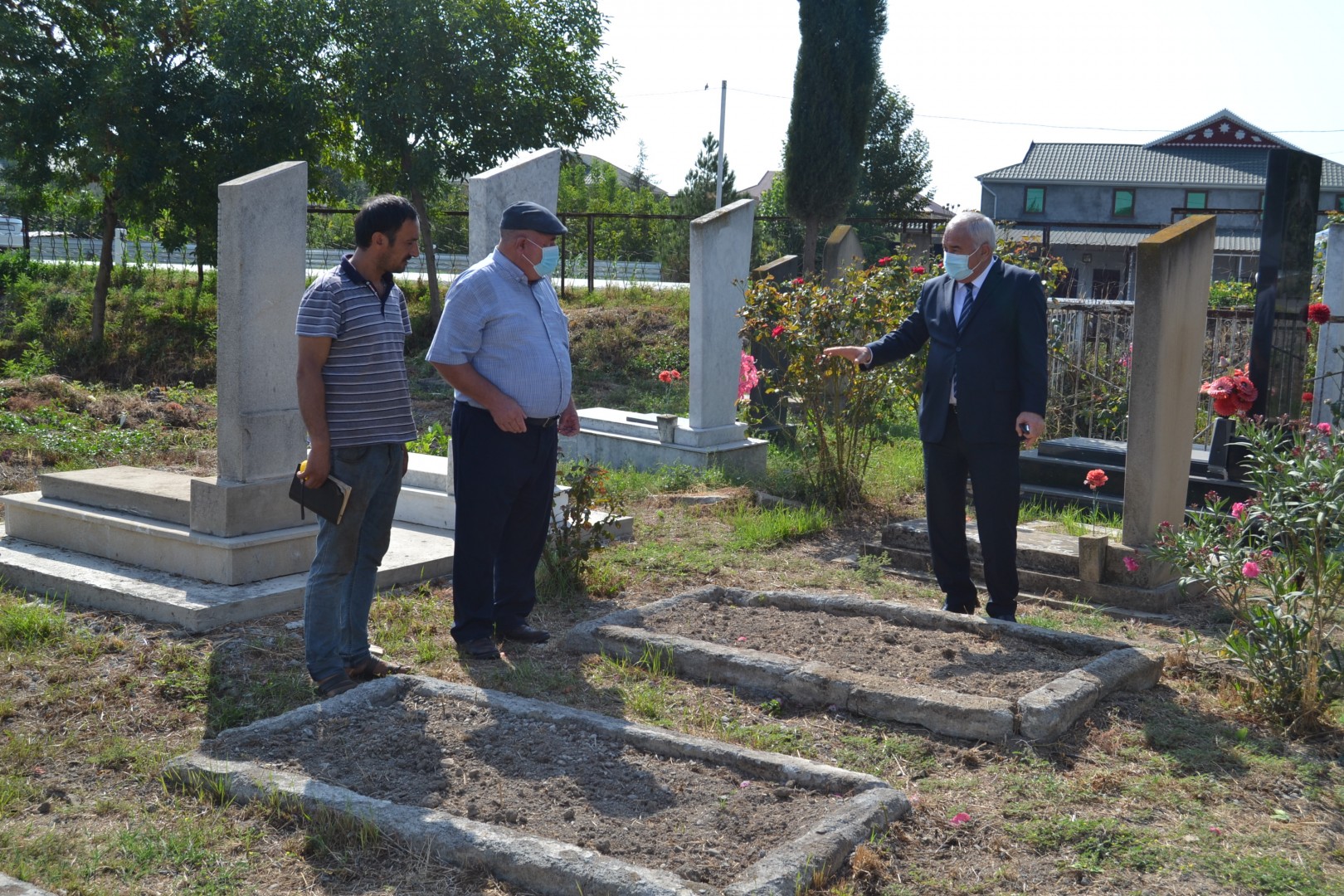 Füzuli Rayon İcra başçısı Alı Alıyev naməlum 14 şəhidin məzarının üstünün götürülməsi barədə tapşırıq verdi