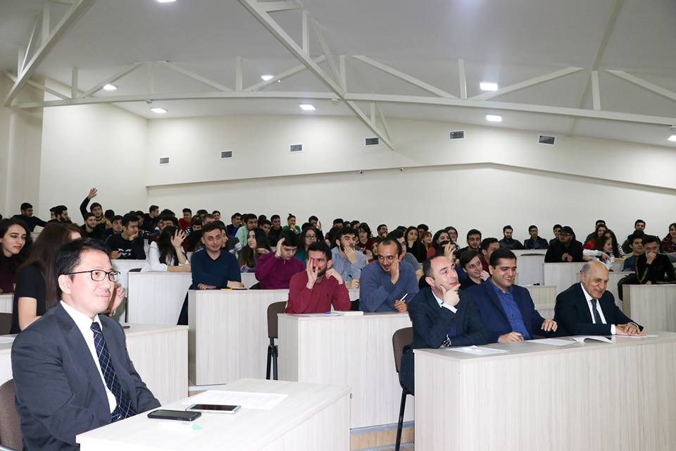 Yapon professor Qərbi Kaspi Universitetində mühazirə oxuyub