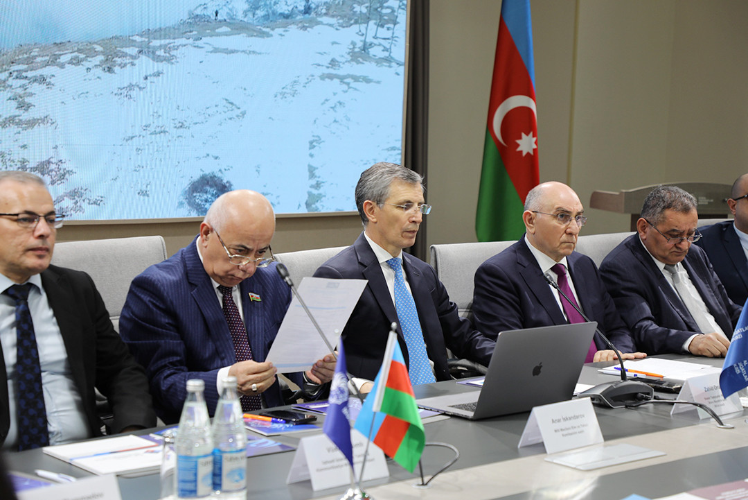 Sosial və siyasi elmlər müasir çağırışlar qarşısında: beyin mərkəzlərinin, akademik elmin və universitetlərin vəzifələri müzakirə edilib