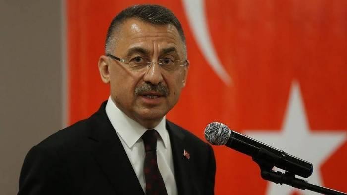 Türkiyə vitse-prezidentinin tədbirdə çıxışı zamanı halı pisləşib