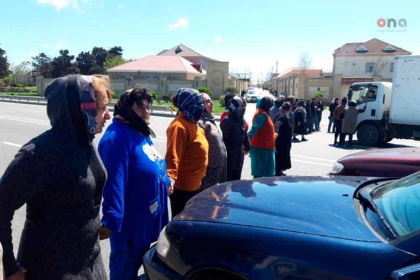 Bakıda qadınlar yolu bağladı –