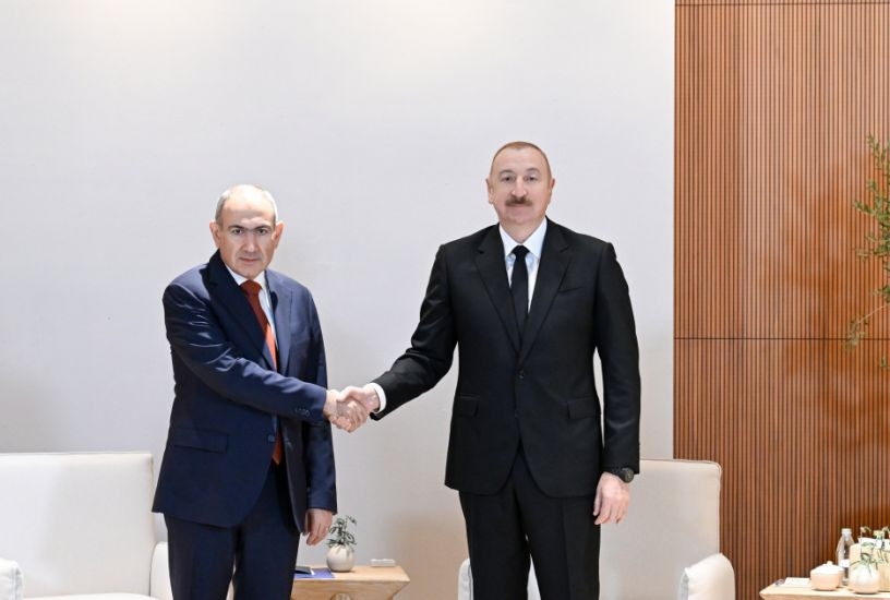 Azərbaycan Prezidenti İlham Əliyevin Əbu-Dabidə Ermənistanın Baş naziri ilə geniş tərkibdə görüşü keçirilib
