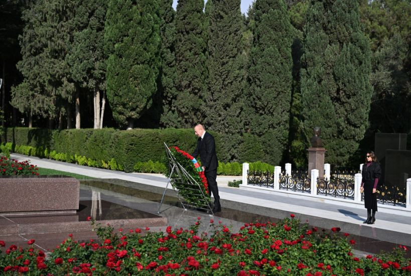 Prezident və birinci xanım Ulu Öndər Heydər Əliyevin məzarını ziyarət ediblər
