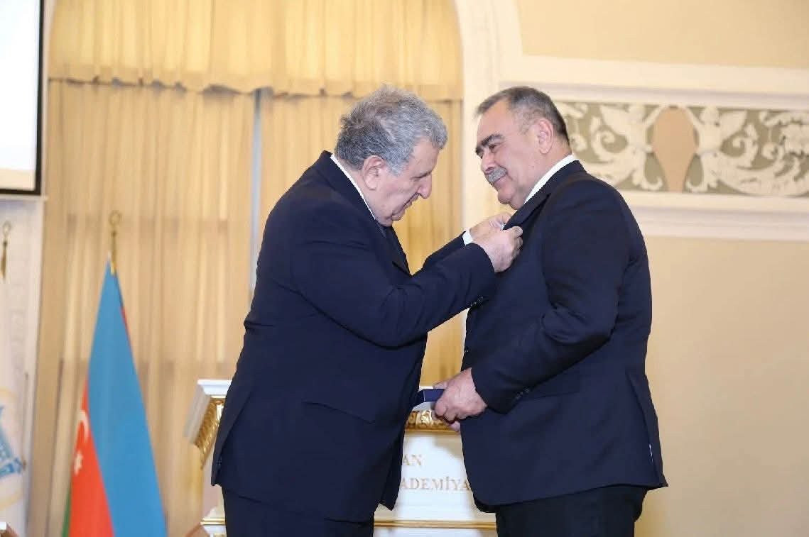 Alim 70 illik yubileyində AMEA-nın döş nişanı ilə təltif edildi