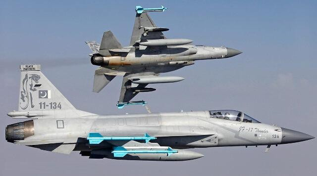 Bakıdakı hərbi paradda JF-17 qırıcıları nümayiş olundu