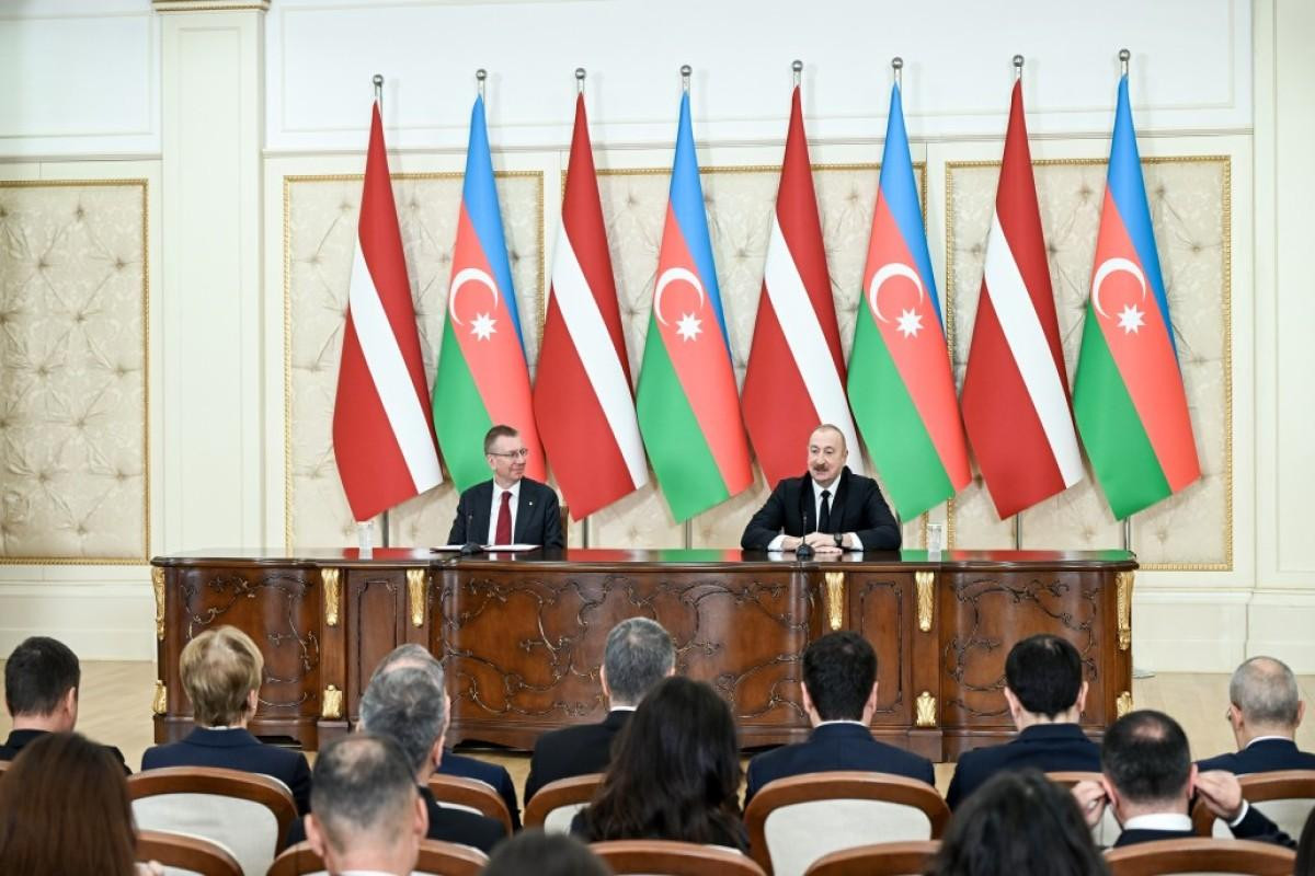 Prezidentlər mətbuata bəyanatlarla çıxış etdi
