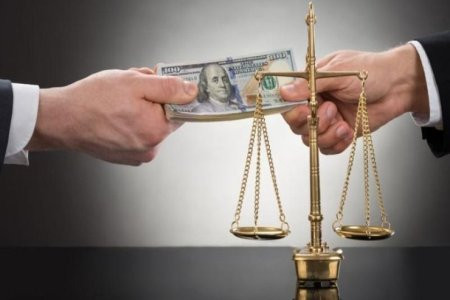 Rüşvət alan sabiq müstəntiq və zabitlə bağlı şikayət geri götürüldü -