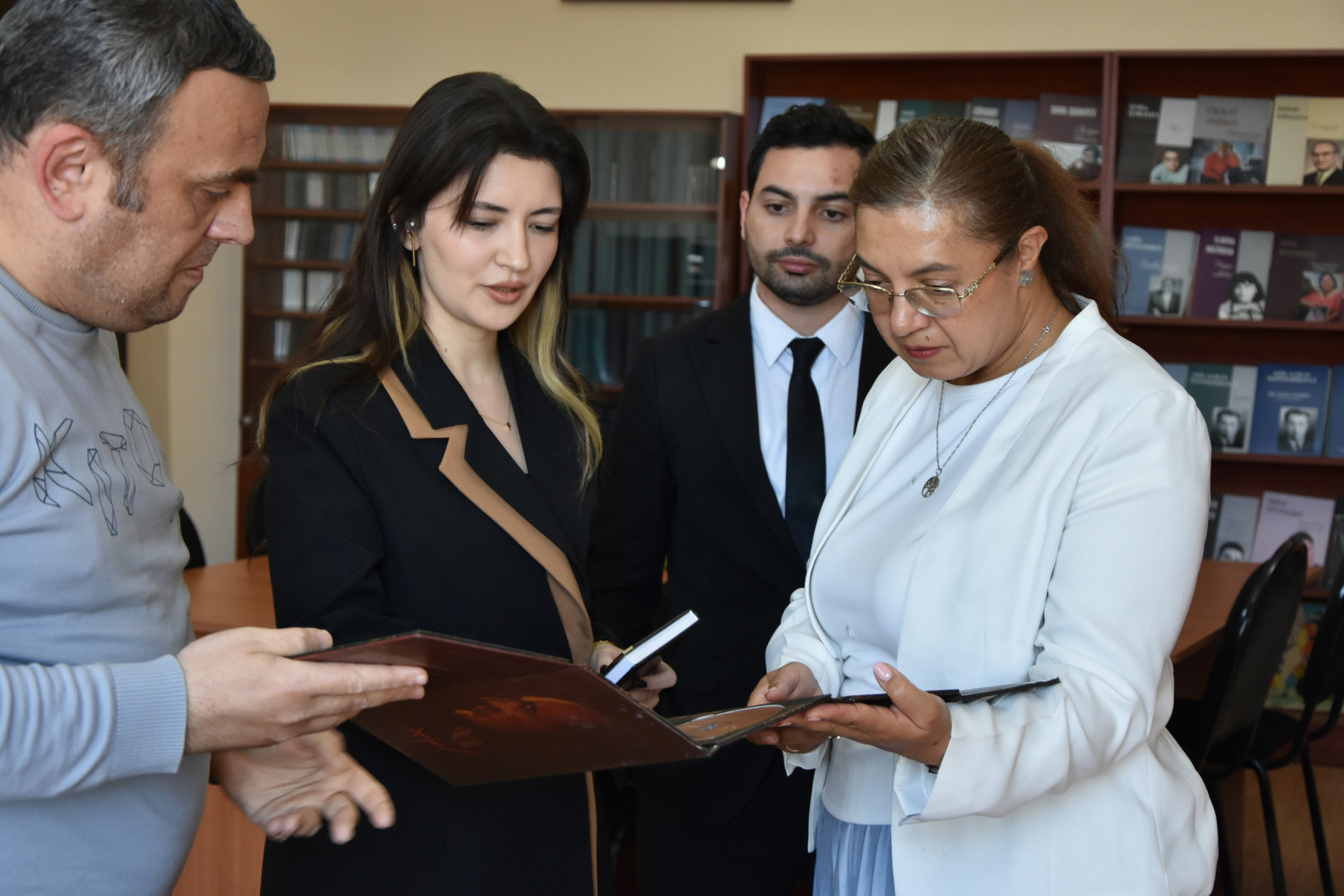 Kolumbiyanın Azərbaycandakı fövqəladə və səlahiyyətli səfiri xanım Nelsi Rakel Munar Xaramiyon Milli Kitabxananın qonağı olub