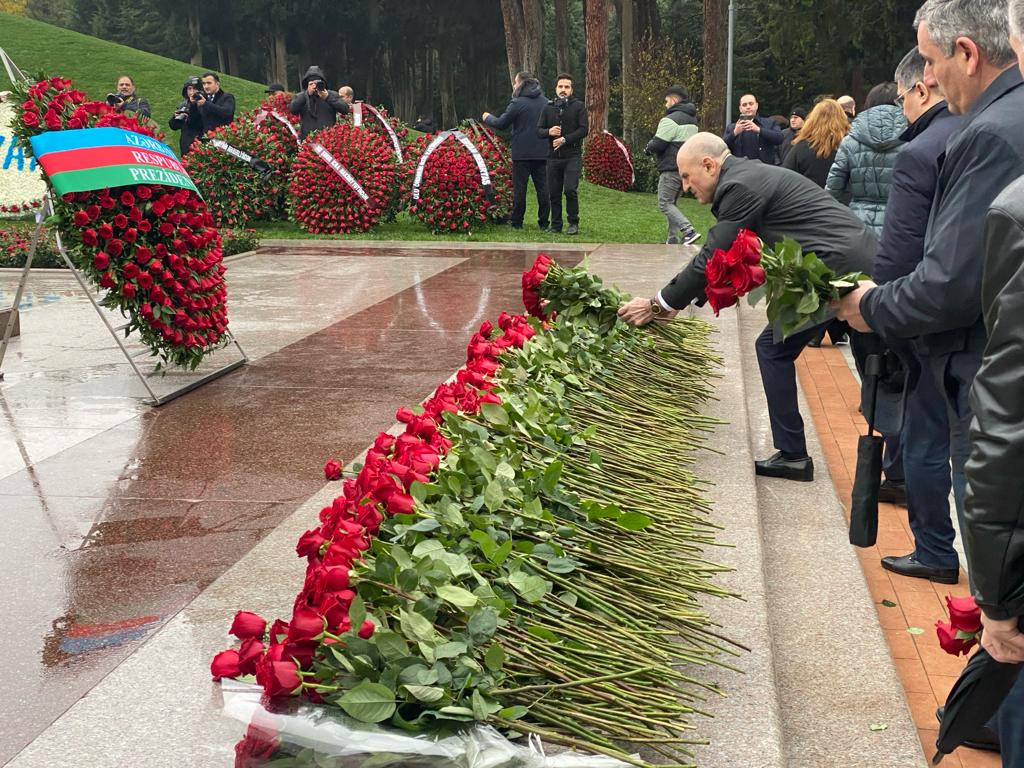 "Azərkontrakt" Açıq Səhmdar Cəmiyyətinin kollektivi Heydər Əliyevin məzarını ziyarət edib