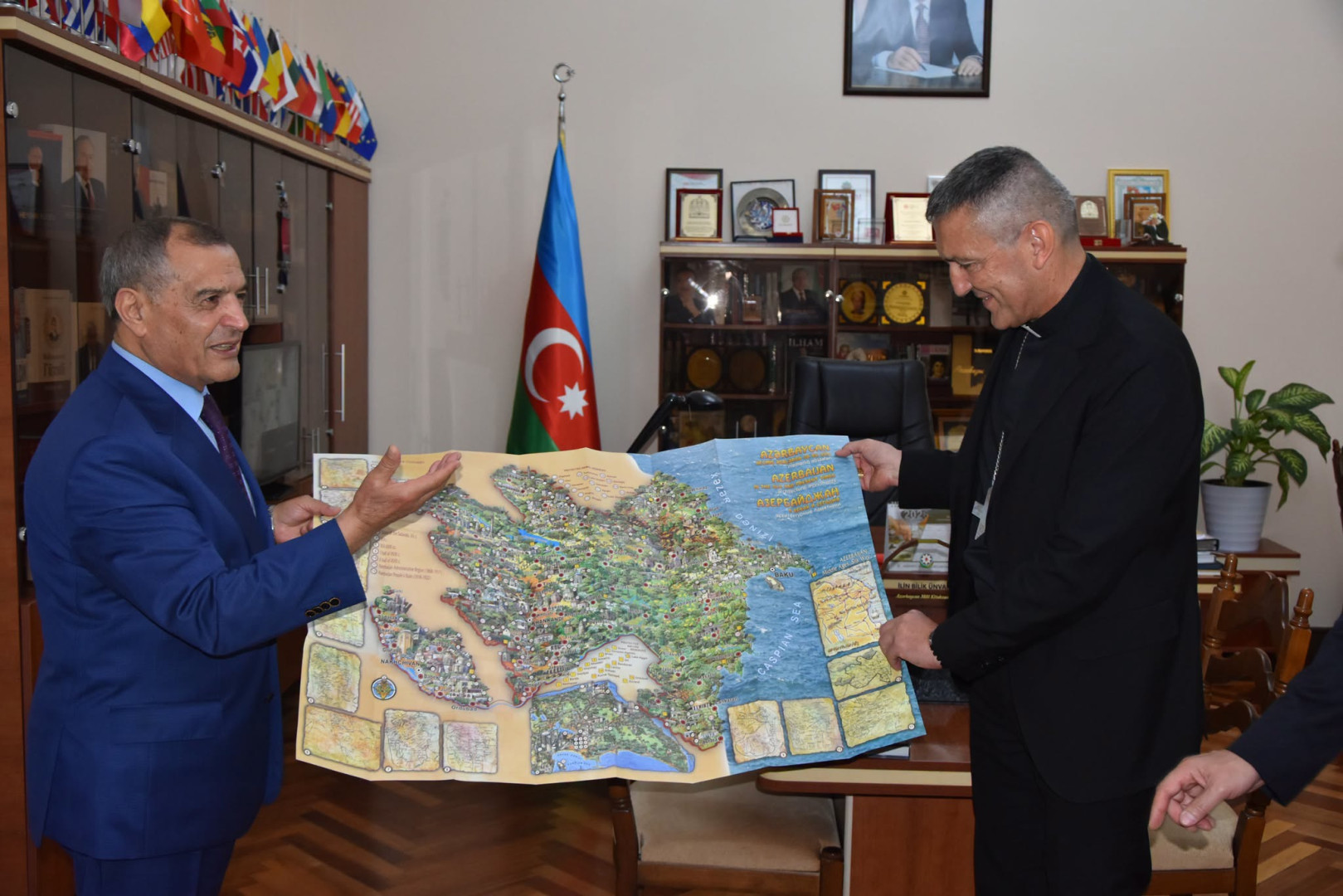 Baş yepiskop Giovanni Cesare Pagazzinin rəhbərlik etdiyi Vatikan Apostol Arxivi və Vatikan Apostol Kitabxanasının rəsmi nümayəndə heyəti Azərbaycan Milli Kitabxanasının qonağı olub