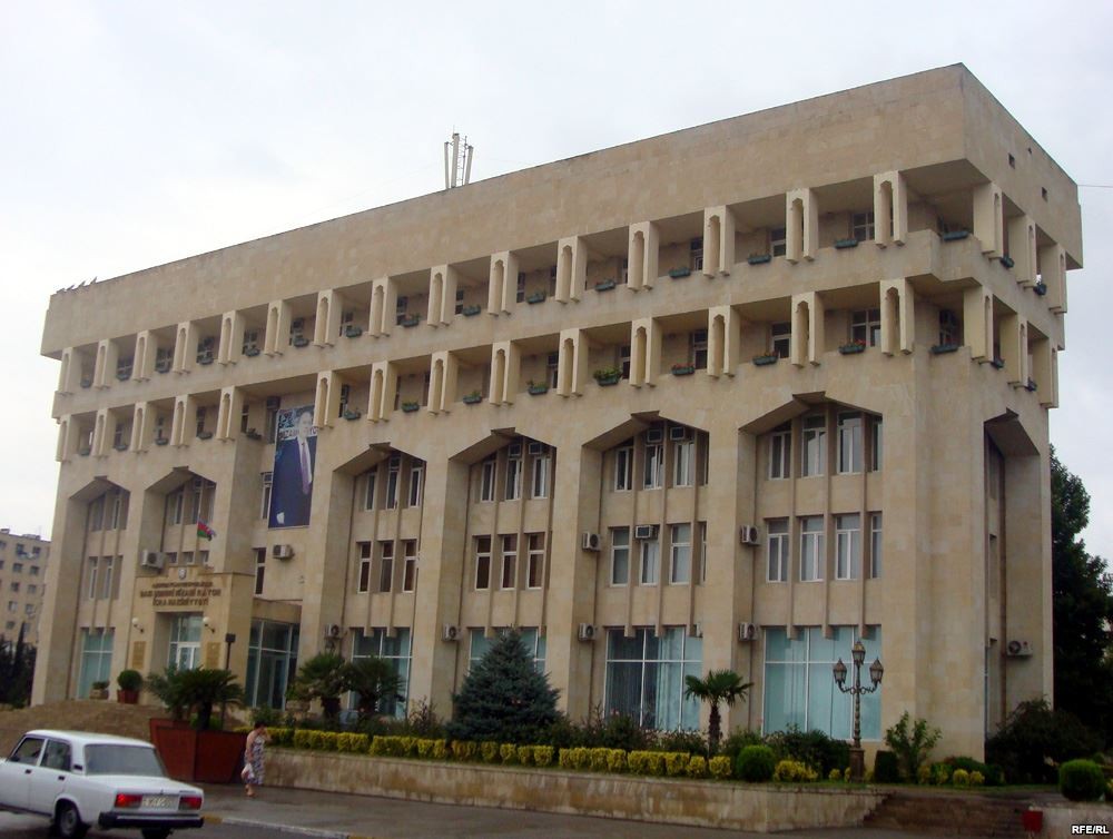 Deputat rayon sakinlərini narahat edən məsələləri həll edib