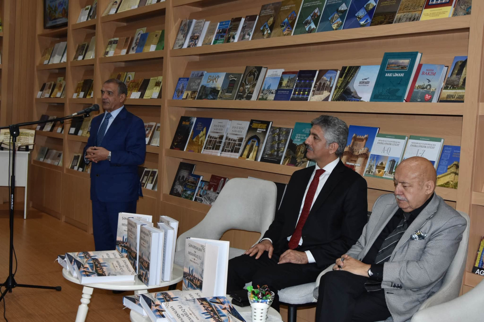 Mədəniyyət Nazirliyi və Milli Kitabxanasının birgə hazırladığı “Şəhərsalma və Memarlıq İli.Biblioqrafiya” kitabının və eyniadlı elektron məlumat bazasının təqdimatı keçirilib