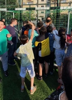 Millət vəkili Könül Nurullayeva yenicə təmir edilmiş futbol meydançasını sakinlərin istifadəsinə verib