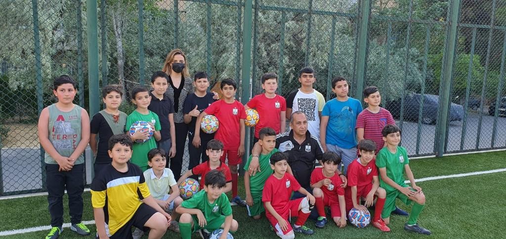 Millət vəkili Könül Nurullayeva yenicə təmir edilmiş futbol meydançasını sakinlərin istifadəsinə verib