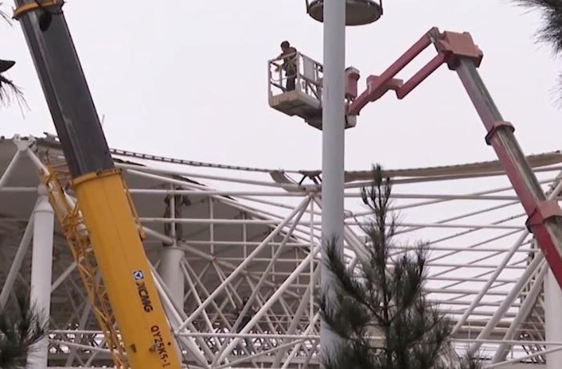Respublika Stadionunda yıxılaraq ölən fəhlə yağışlı və küləkli havada işləməyə məcbur edilib?
