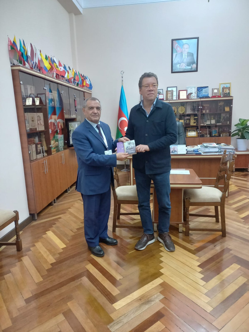 Kolumbiyanın Azərbaycandakı fövqəladə və səlahiyyətli səfiri Luis Fernando Kuartas Ayala və Kolumbiyalı yazıçılar Milli Kitabxananın qonağı olublar