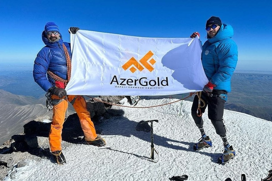 При поддержке ЗАО «AzerGold» альпинист Исрафил Ашурлы и ветеран Полад Рзаев покорили вершину Эльбрус
