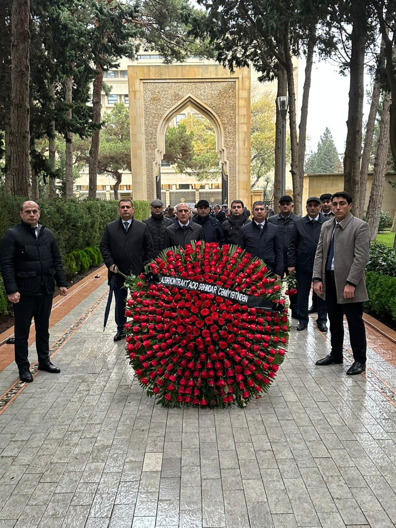 "Azərkontrakt" Açıq Səhmdar Cəmiyyətinin kollektivi Heydər Əliyevin məzarını ziyarət edib