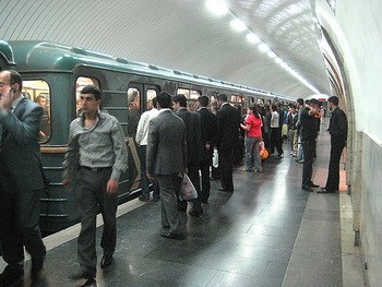 Metroda sərnişinlərə fosforlu qolbaq paylanacaq