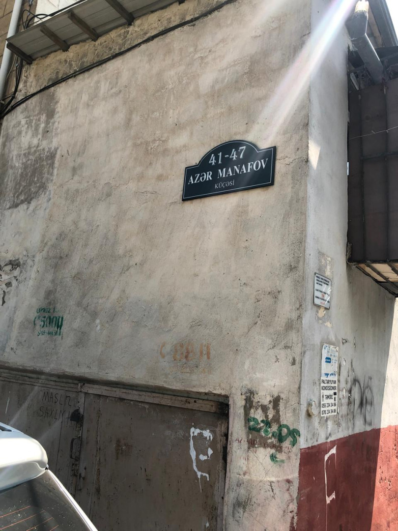 Azər Manafov 41-47 binasının qabağında dirəklərə zəncir vurulub -Bu qanuna zidd halı kim aradan qaldırmalıdır?