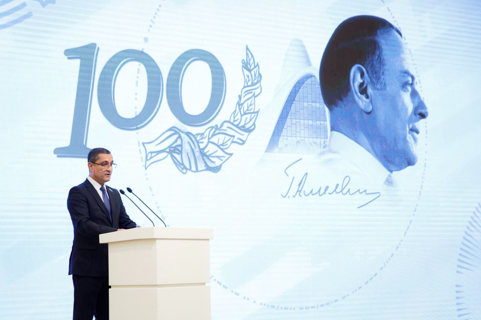 ЗАО «AzerGold» представило золотую монету, посвященную 100-летию Великого Лидера Гейдара Алиева