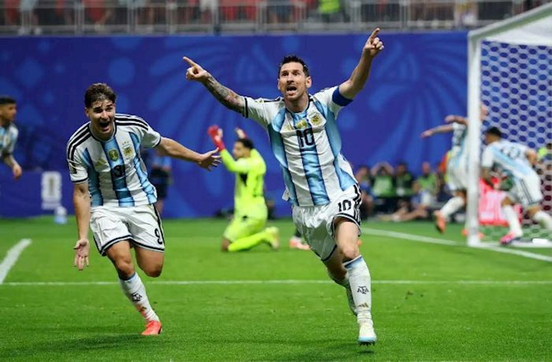 Argentina 2:0 uduzduğu oyunda 13 dəqiqəyə 3 qol vurdu