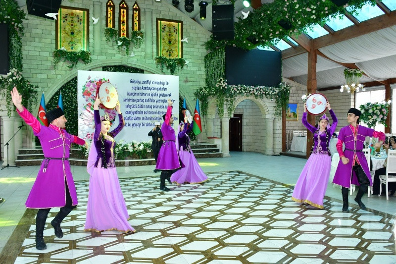 Abşeron rayonunda "Dünyada ən uca zirvədir - Qadın" mövzusunda bayram şənliyi keçirilib