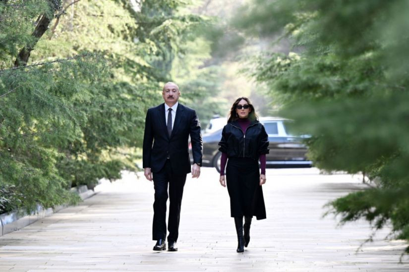 Prezident və birinci xanım Ulu Öndər Heydər Əliyevin məzarını ziyarət ediblər