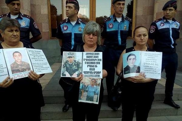Erməni analar aksiyaya başladı - İrəvana giriş-çıxış bağlandı