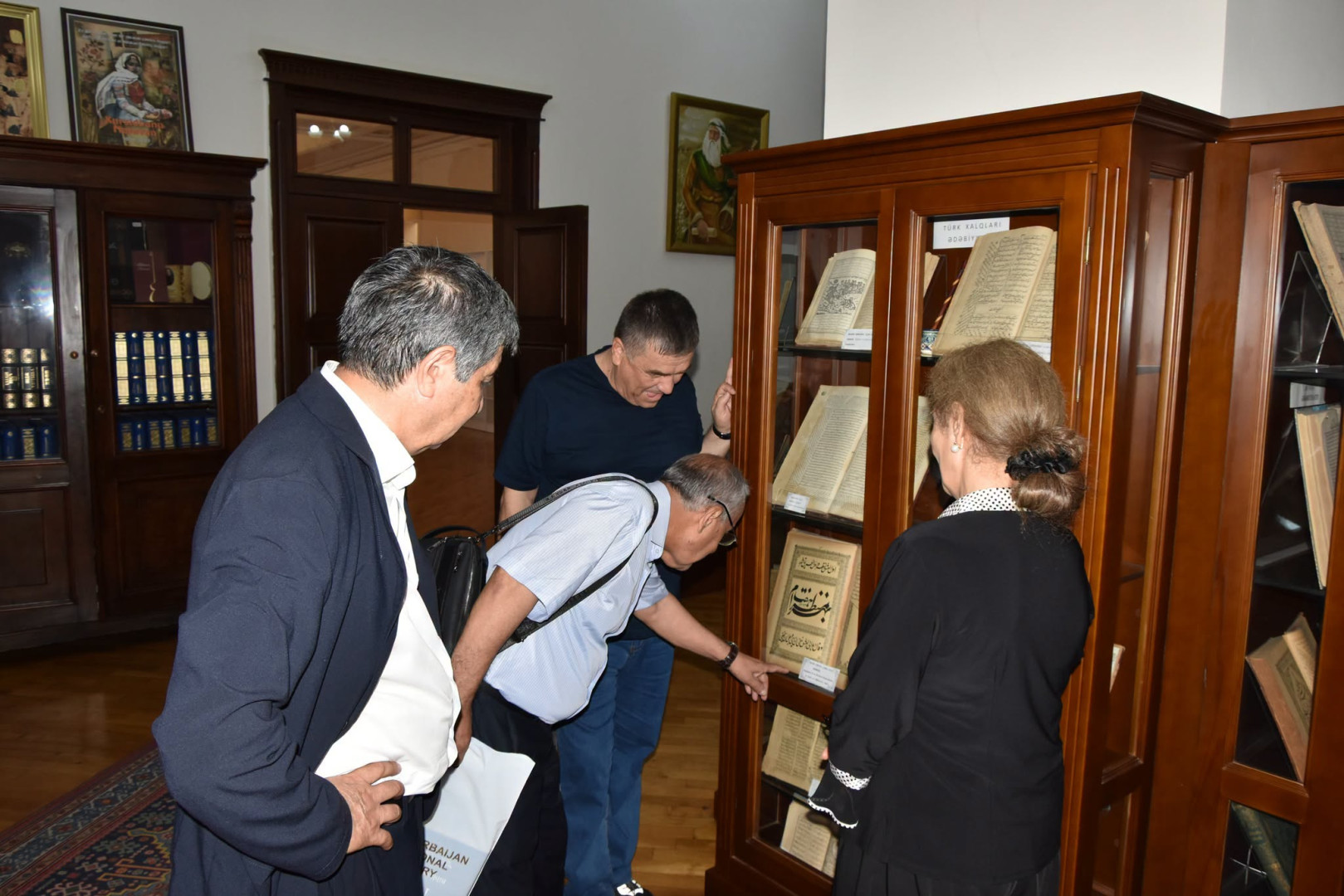 Özbəkistan Milli Universitetinin professoru Hamidulla Boltaboyev və Əlişir Nəvai adına Özbək Dili və Ədəbiyyatı İnstitutunun prorektoru, professor İnomjon Azimov Milli Kitabxananın qonağı olub