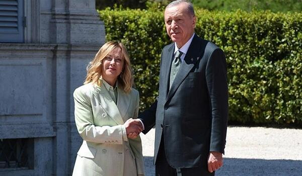 Ərdoğanın tövsiyyəsini nəzərə aldı, Meloni siqareti tərgitdi