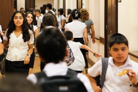 Daha bir təhsil adına biabırçılıq- Bakıda əxlaqsız şagird həbs edildi