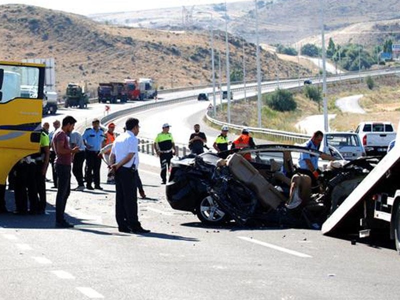 Mətanətin qızı AĞIR QƏZAYA düşdü - Maşın TIR-la toqquşdu - FOTO