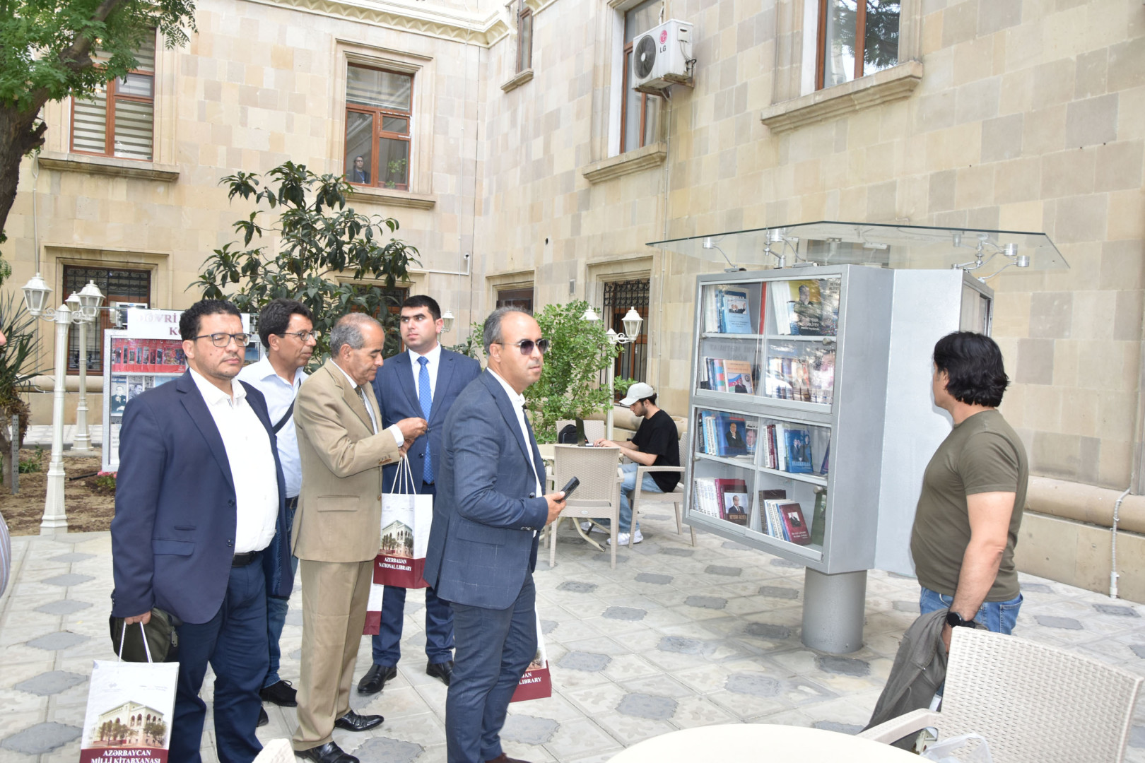 Diasporla İş üzrə Dövlət Komitəsinin dəstəyi ilə Azərbaycana səfər edən Mərakeşli jurnalistlər Milli Kitabxananın qonağı olub