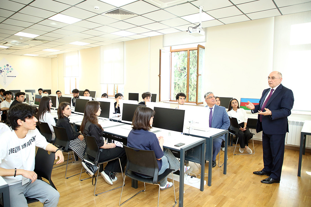 Akademik Rasim Əliquliyev Qarabağ Universitetində ustad dərsi keçib
